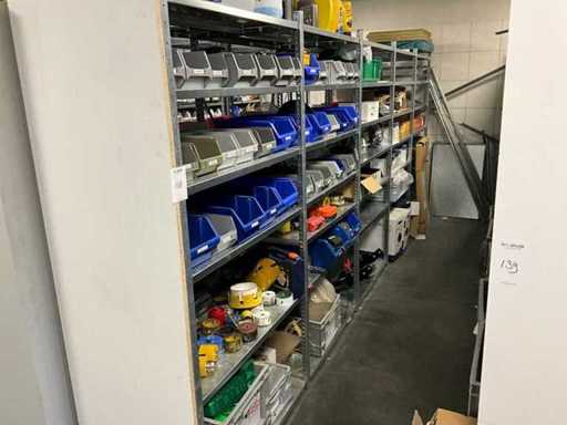 Chargen verschiedener Werkzeuge und Installationsmaterialien