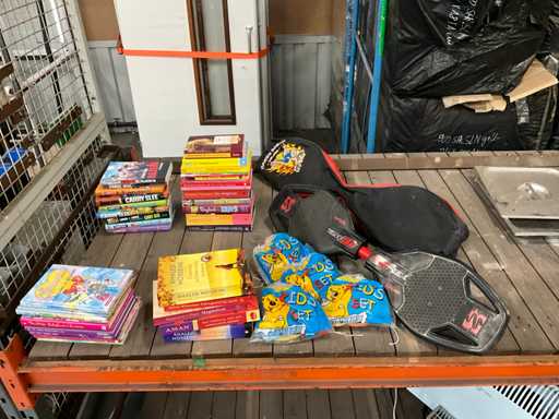 Gruppe liest Bücher und Verschiedenes