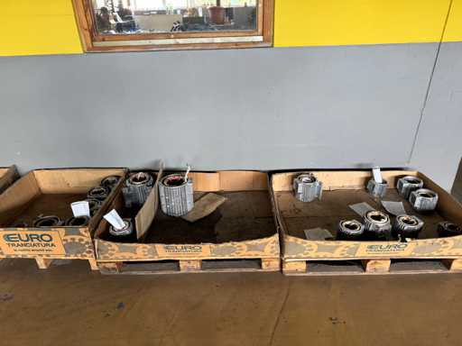   Gemischte Menge Elektromotor-Statorbaugruppen, die in gegossenen Aluminiumrahmen untergebracht sind.