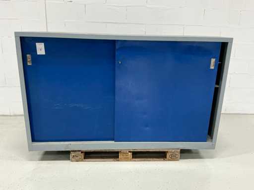 Armoire à matériaux avec contenu