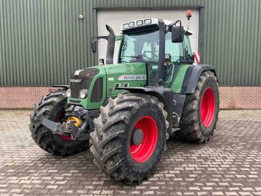Traktor rolniczy Fendt 820 Vario z napędem na wszystkie koła z 2011 roku