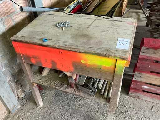 Drewniane biurko z narz?dziami