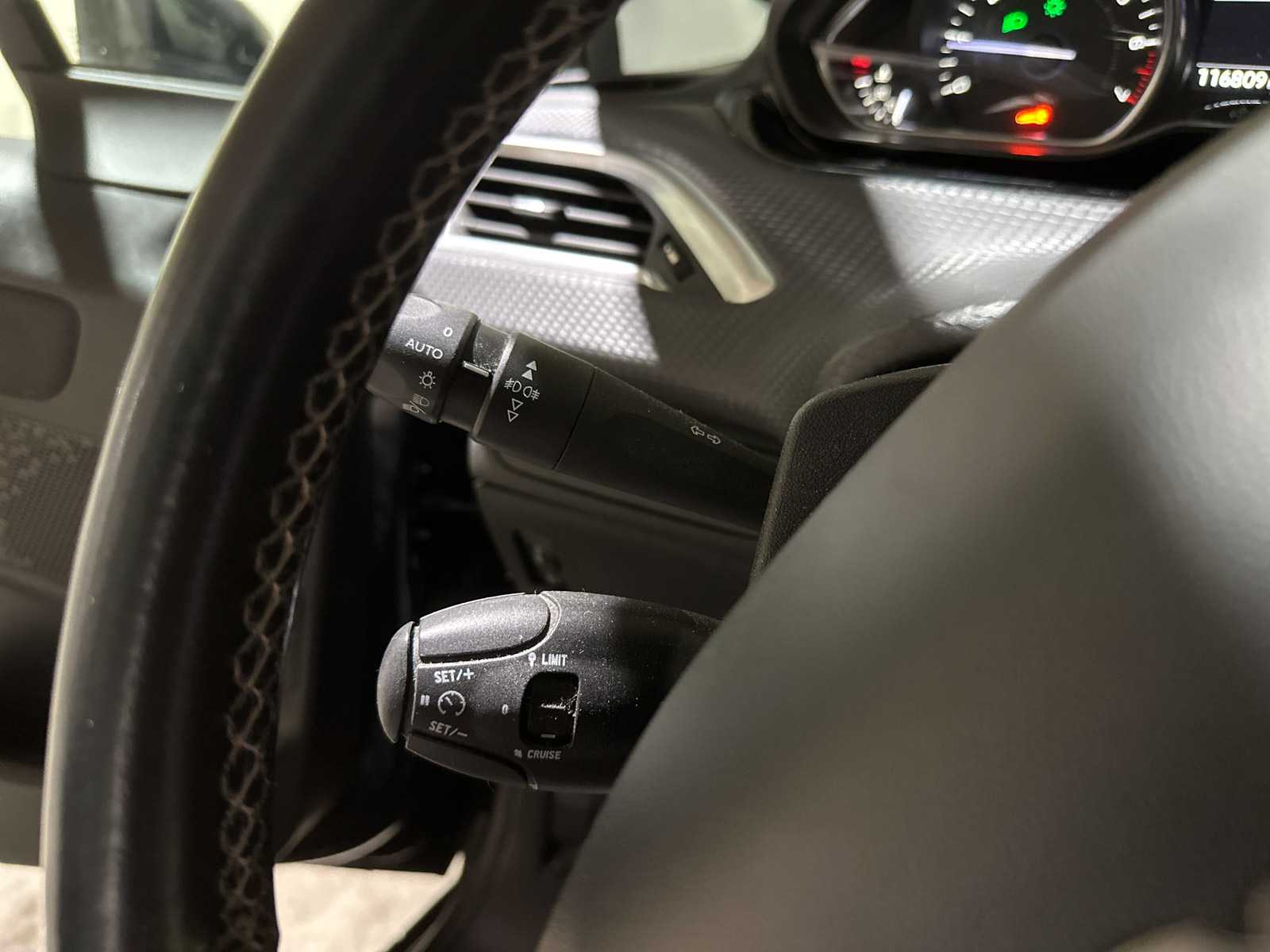 Peugeot 2008 1.2 PureTech Allure 110pk 2018 (Origineel-NL), RL-527-Z