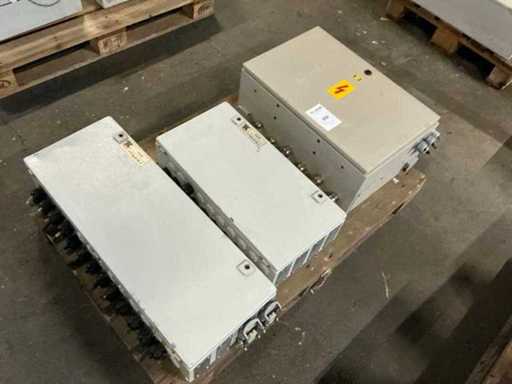 Schakelkast met inhoud (3x)