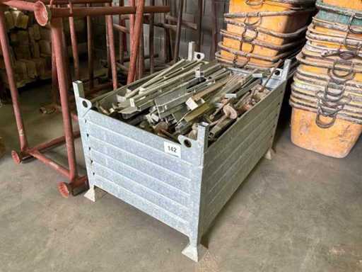 Un lot de suporturi pentru cofraje și balustrade