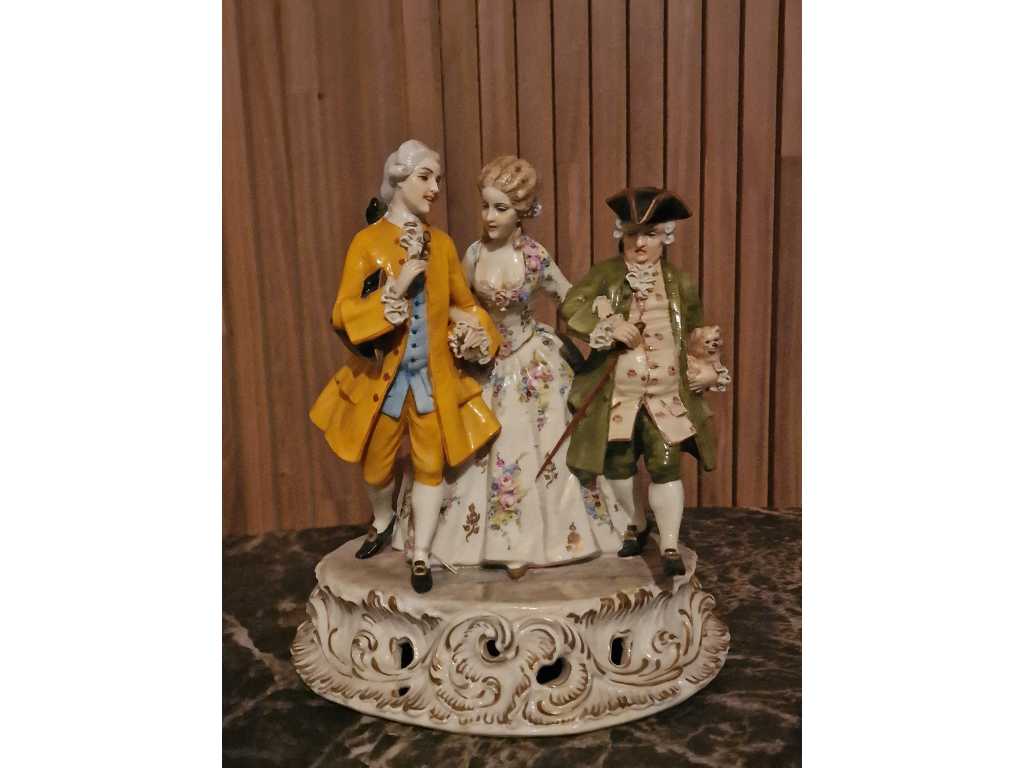 scène de marche en porcelaine avec trois personnages - porcelaine européenne