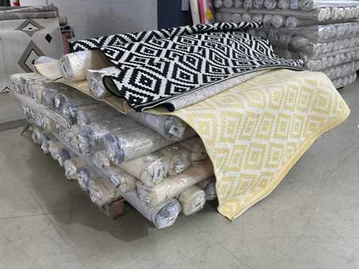 Mulțime de covoare "assortate" - 59 de piese - atât la interior, cât și la exterior