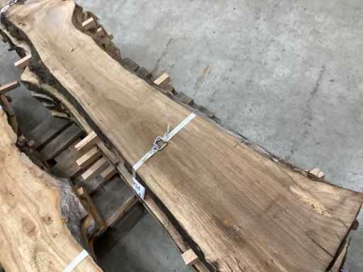 Walnut block / trunk / 2.45m long / diameter approx. 45cm / sawn into 5.5 cm / 5 planks air-dried