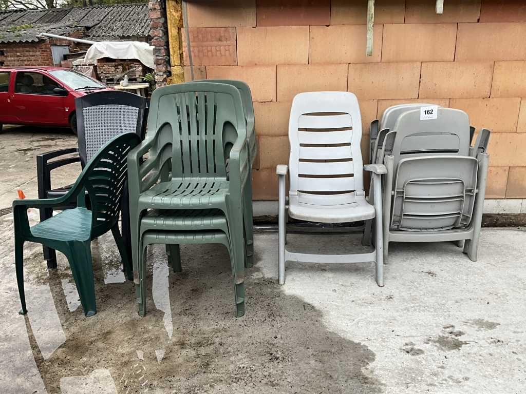 15 chaises de jardin différentes + banc de jardin