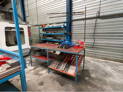 Arbeitstisch und verschiedene