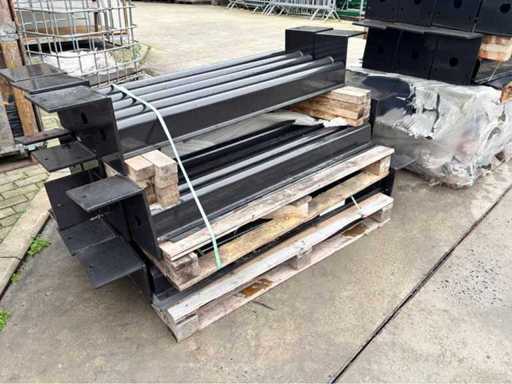 Zustand ungenutzter Viele Pfosten für die Stützmauer