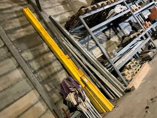 Camera oscura Molte travi di supporto e profili in muratura