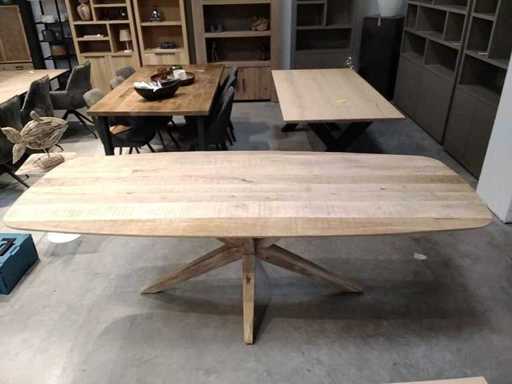 Dänischer ovaler Mangotisch