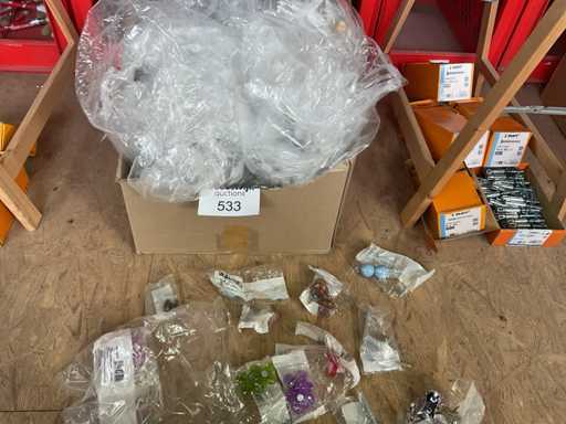 1 serie de cuiere pentru haine diverse; Butoane pentru dulapuri