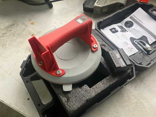 Battery vacuum lifter