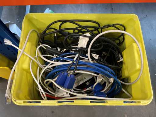 Partij kabels en diversen in kist