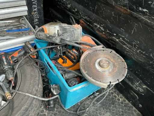 Kleine Charge verschiedener Elektro- und Batteriewerkzeuge