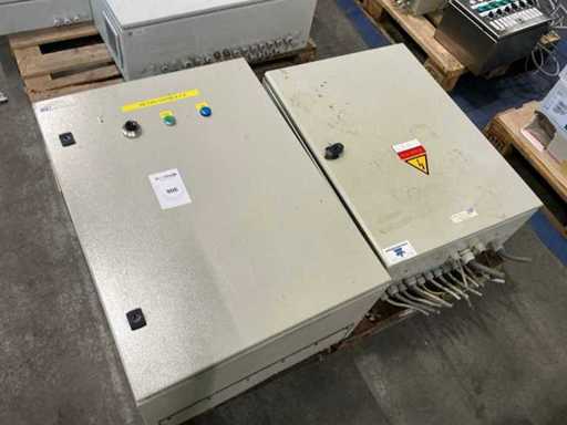 Schakelkast met inhoud (2x)