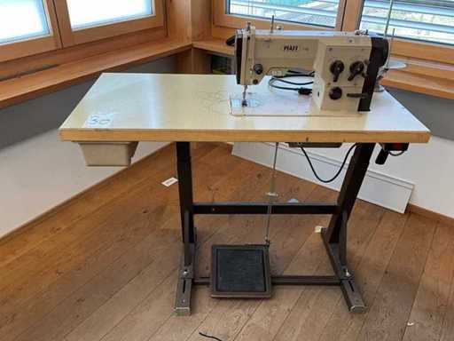Mașină de cusut Pfaff cu masă
