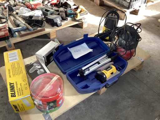 Diverse apparatuur in houten behuizing