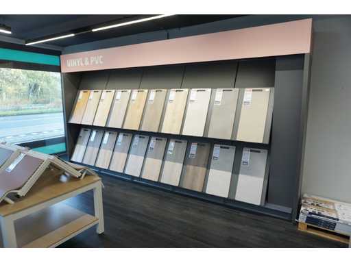 Magazynuj rega?y z próbkami pod?ogi