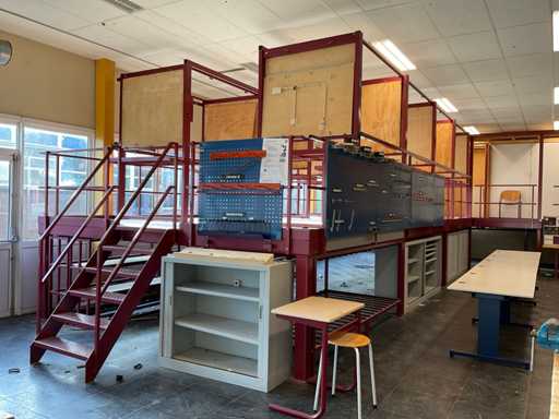 Technologie / Bau von Klassenräumen auf einer erhöhten Plattform