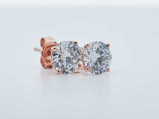 Des boucles d’oreilles en or rose 14 carats avec du crt 2,20. diamant