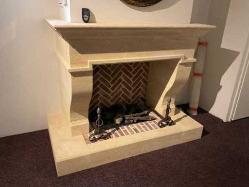 Bricolo Natursteinkamin mit offenem Gaskamin