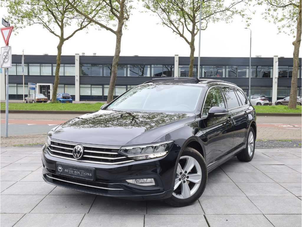 Volkswagen Passat Variant 2.0 TSI Automatique 2021 Toit panoramique Cockpit virtuel Caméra 360°Capteur d’angle mort