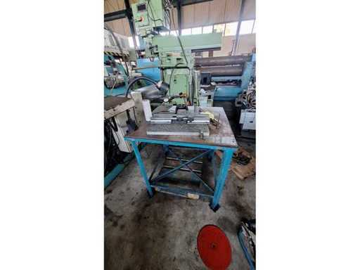 Metallebene mit Mikrometern