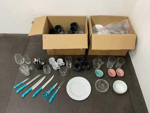 Charge von Geschirr und Besteck