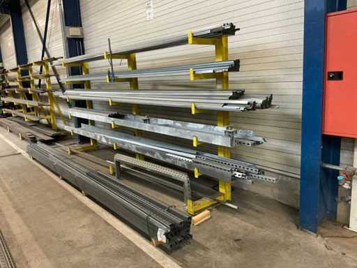 Partia różnych profili metali