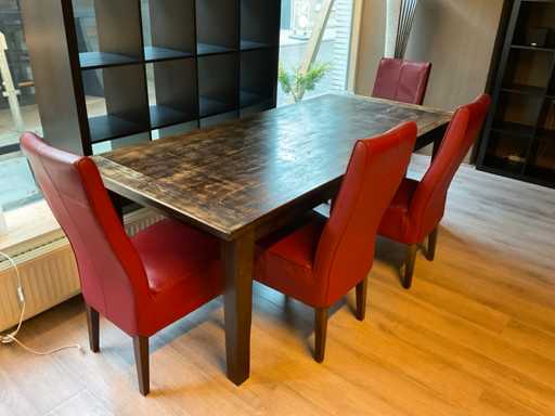 Eetkamertafel met 4 lederlook stoelen