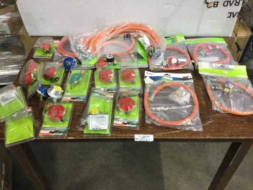 Partij gasaccessoires ±40 Stuks – Drukregelaars, Gasslangen en Koppelingen (o.a. Gimeg / Truma)