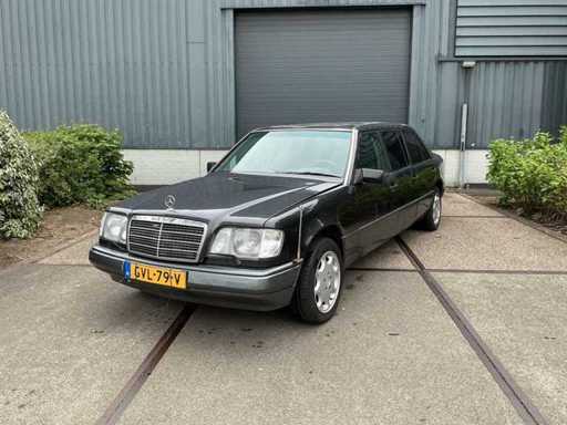 Mercedes - Verlengde 6 deur sedan - W124 260 E Lang - Oldtimer