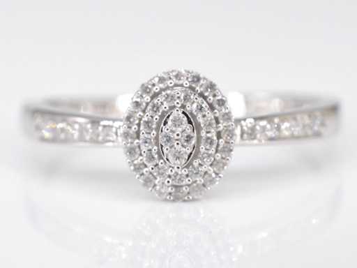 Witgouden entourage ring met diamanten