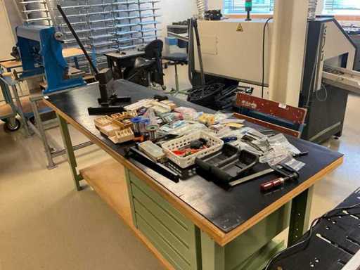 Seria różnych wyrobów metaloplastycznych