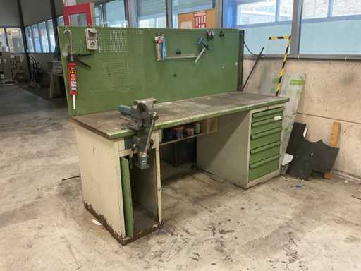 Kinderwerkbank mit Werkzeugwand