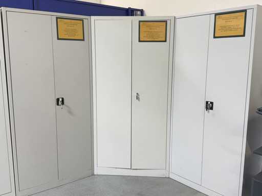   3 armoires d’atelier avec contenu