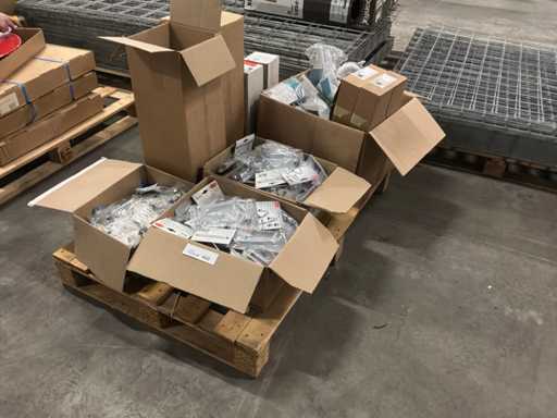 Verschillende dozen accessoires en aansluit materiaal. (9x)