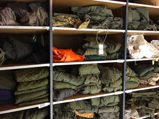 Abbigliamento militare in 12 compartimenti