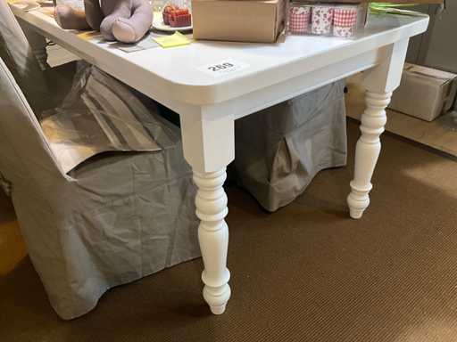 Esstisch und Stühle