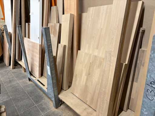   Long étagère à marchandises avec son contenu