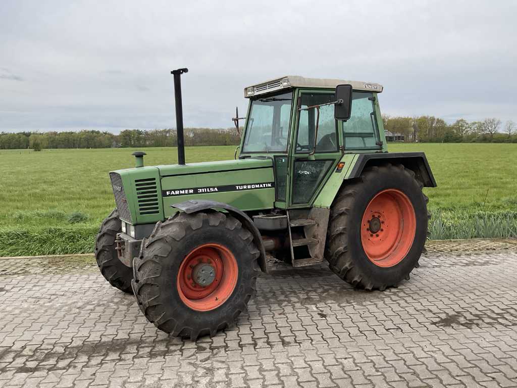 1988 Fendt 311 LSA Four-wheel drive agricultural tractor