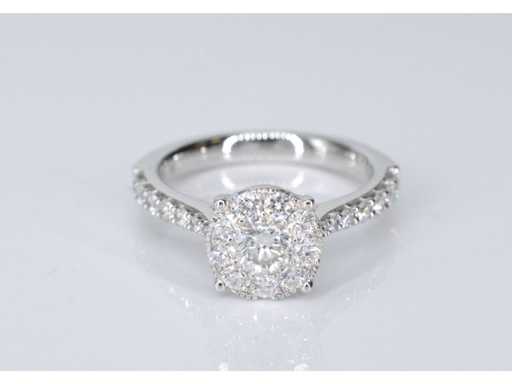 Witgouden entourage ring met grote briljant geslepen diamanten