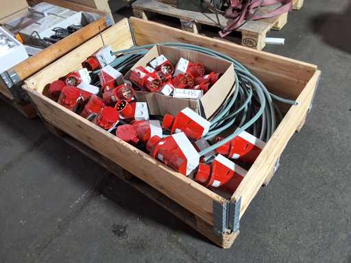   Palette mit Elektromaterial MENNEKES