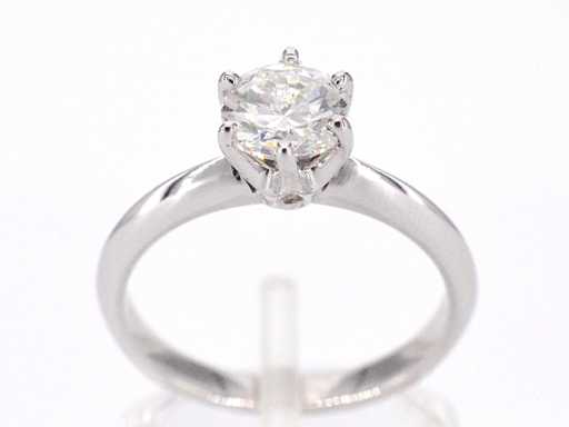 Bague en or avec un diamant taille brillante de 1,00 carat
