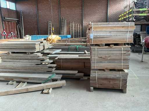 Du?a partia drewna konstrukcyjnego