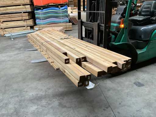 Eine Charge Fichtenpfosten, durchdrungen 210-270x6,8x6,8 cm