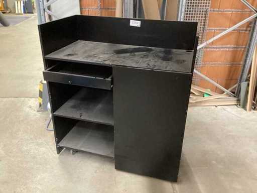 Werkbank gemaakt van zwart houten materiaal, op 4 wielen, 1 lade, 1 deur, 120x60x100cm